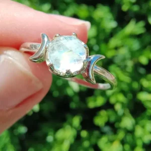 Anillo con pierda luna invertida