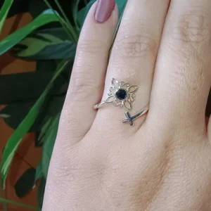 Anillo ajustable Cruz Nudo de Brujas con Circón Ónix